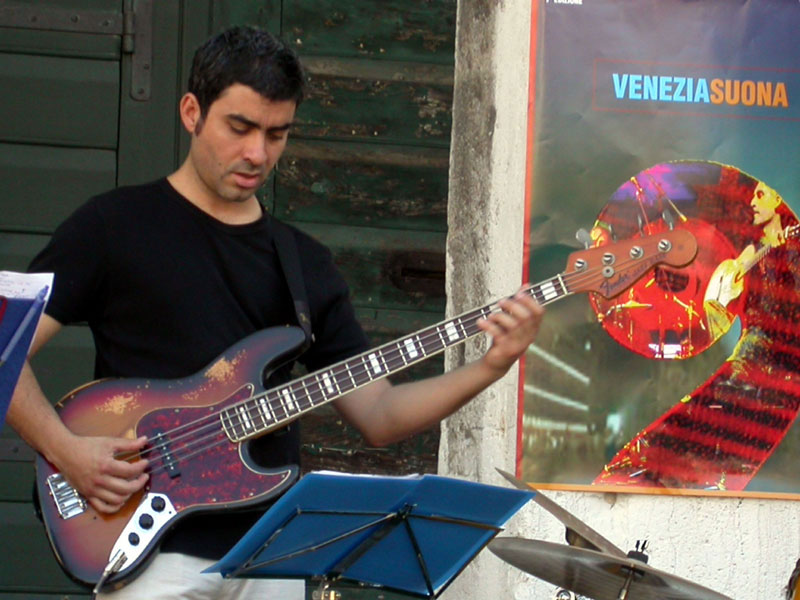 Edu Hebling con il basso fender al Venezia Suona